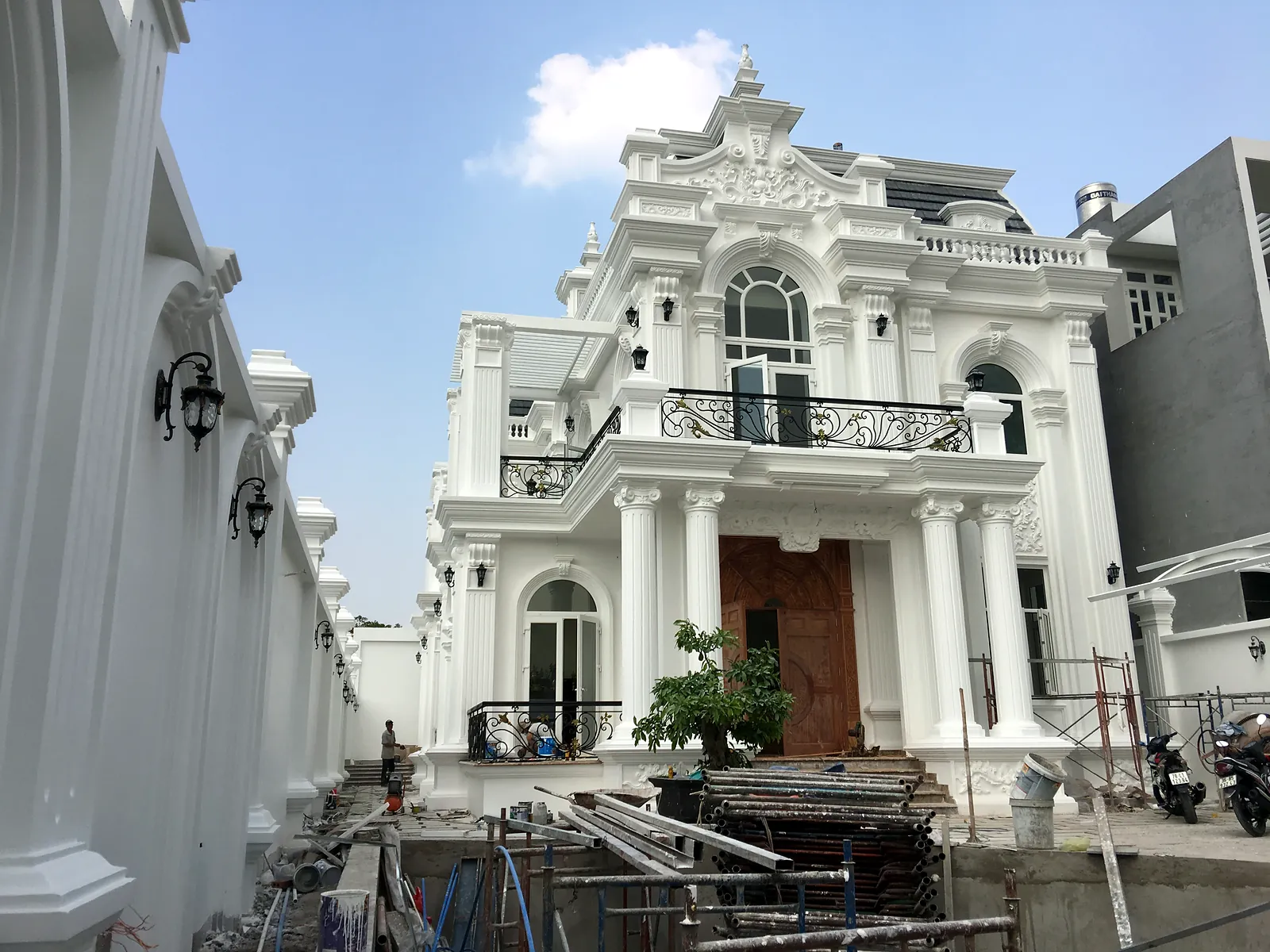 Ban công lan can sắt nghệ thuật và cửa sổ vòm biệt thự Pháp Dĩ An
