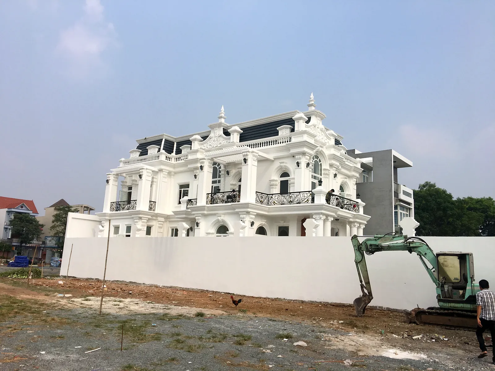 Biệt thự Pháp Dĩ An nhìn từ xa với tường rào trắng
