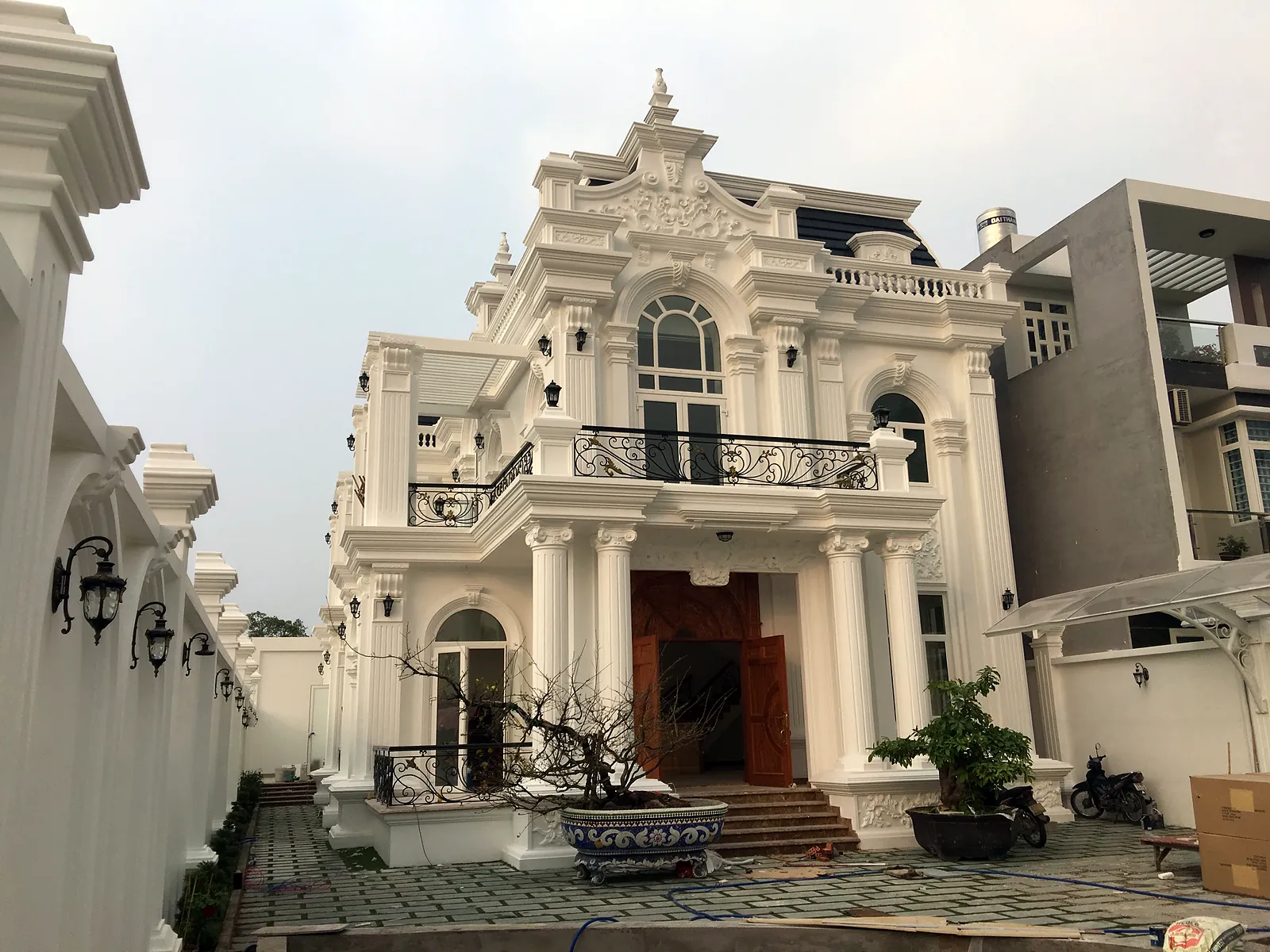 Mặt tiền biệt thự Pháp 2 tầng tại Dĩ An do Xây Dựng Bồng Sơn thi công