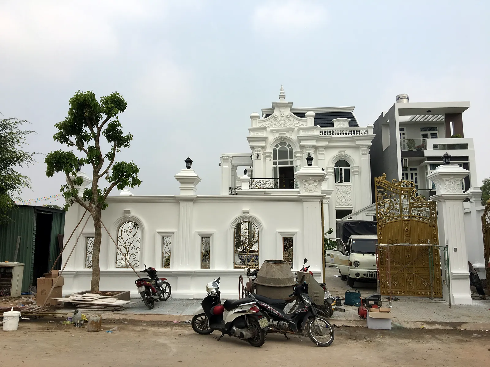 Tường rào phào chỉ và trụ đèn biệt thự Pháp Dĩ An