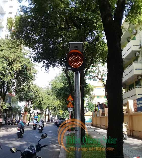 Đèn chớp vàng năng lượng mặt trời D300