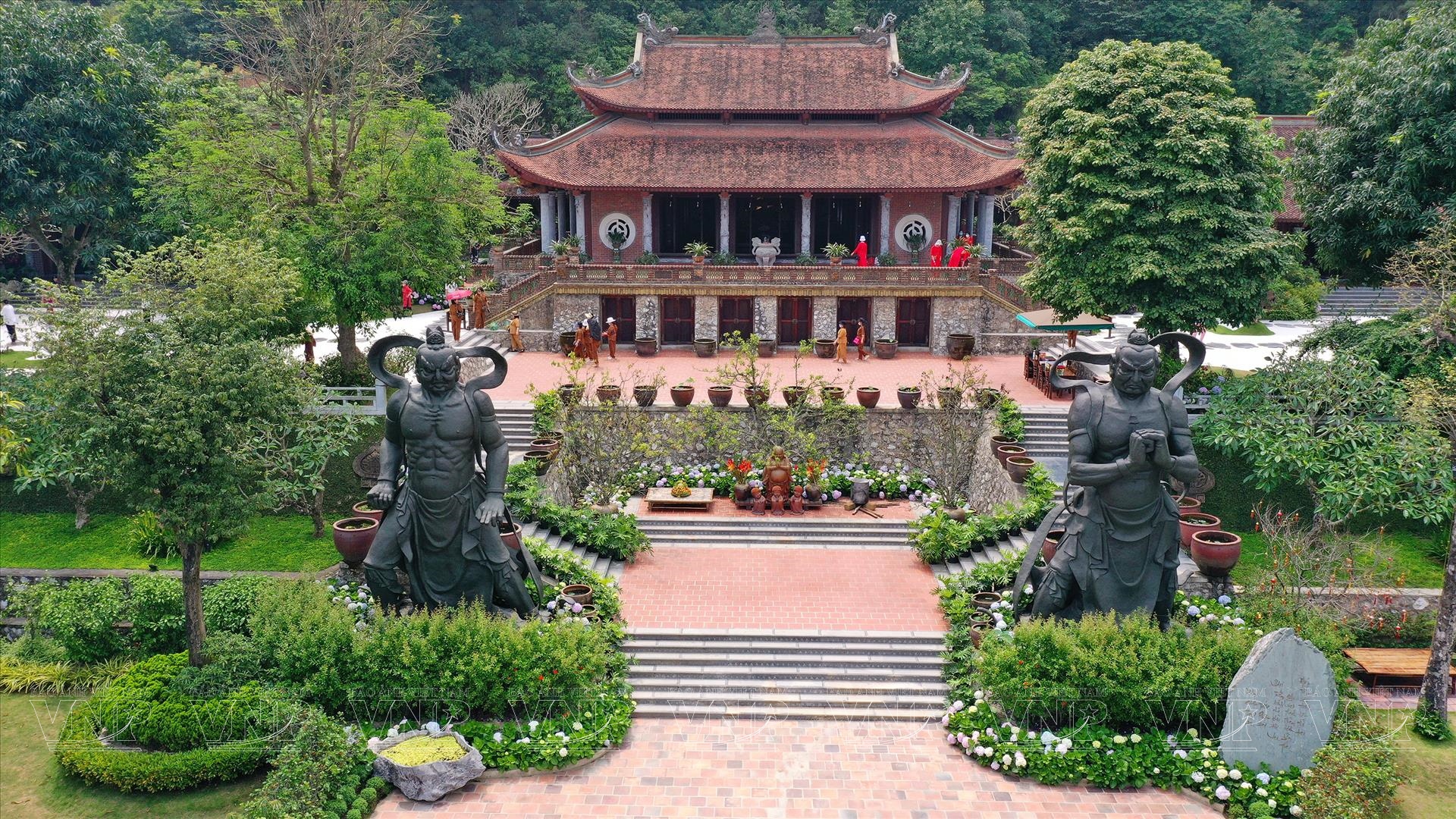 Tour 1 ngày Chùa Tam Chúc – Đầm Vân Long