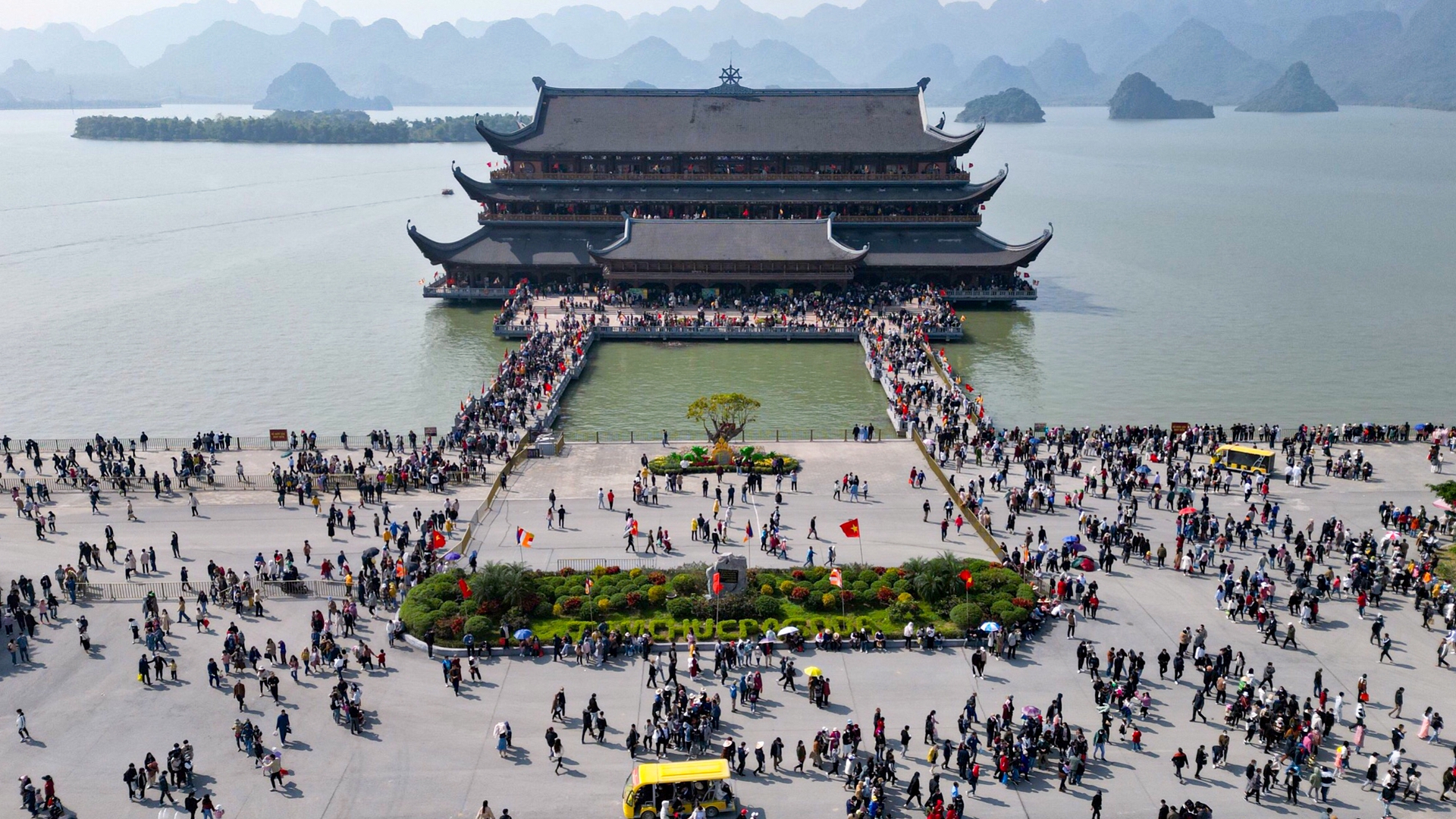 Tour 1 ngày Chùa Tam Chúc – Đầm Vân Long