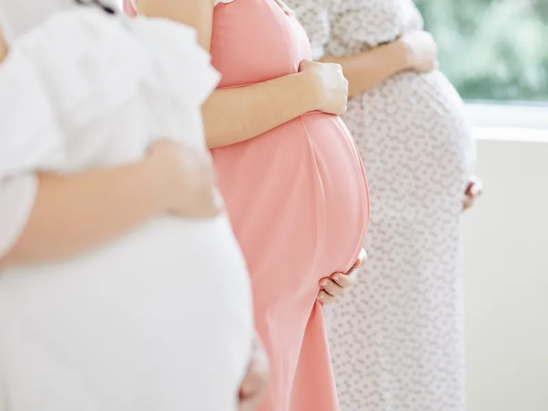 NƯỚC ỐI MÀU HỒNG KHI MANG THAI: CÓ NGUY HIỂM KHÔNG VÀ KHI NÀO CẦN ĐI KHÁM?