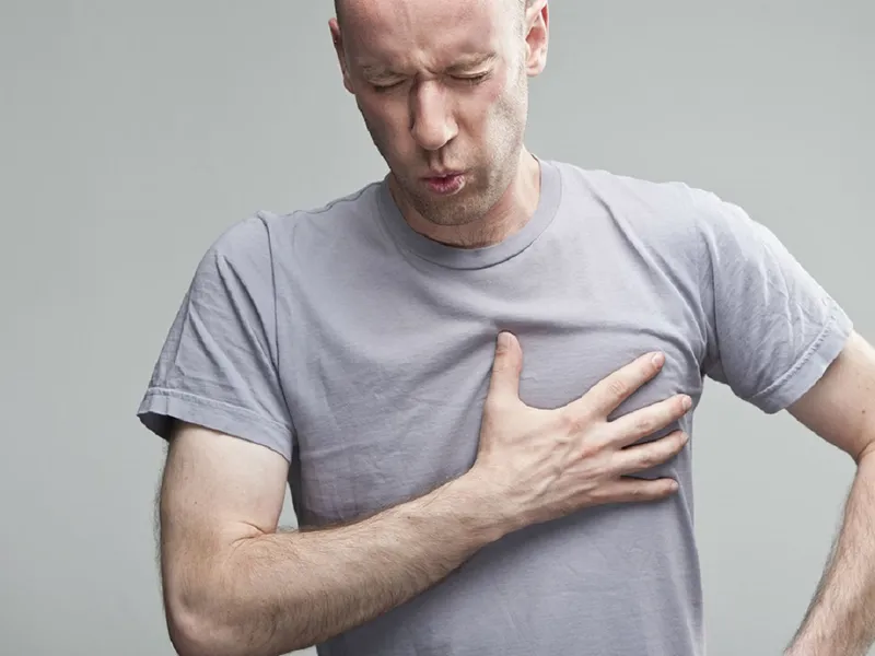 ĐAU DƯỚI NGỰC TRÁI LÀ DẤU HIỆU BỆNH GÌ? KHI NÀO NÊN ĐI KHÁM NGAY?