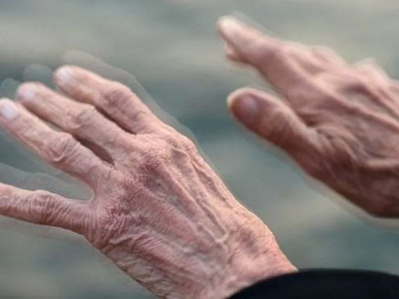 PHÂN BIỆT RUN VÔ CĂN VÀ BỆNH PARKINSON: TRIỆU CHỨNG, NGUYÊN NHÂN VÀ CÁCH ĐIỀU TRỊ
