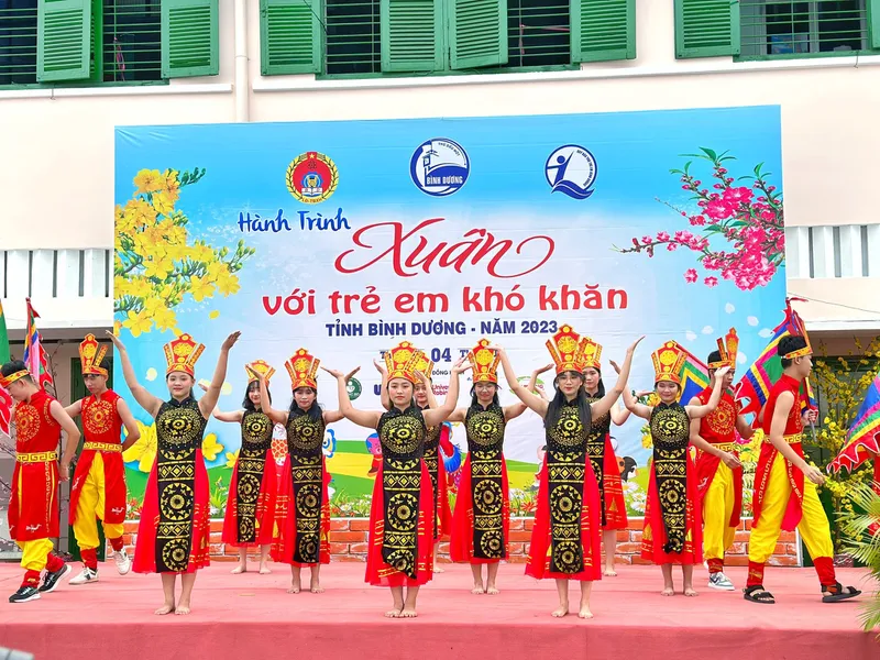 KHÁM BỆNH, PHÁT THUỐC VÀ TẶNG QUÀ CHO TRẺ EM TẠI TRUNG TÂM GIÁO DỤC TRẺ KHUYẾT TẬT THUẬN AN, BÌNH DƯƠNG