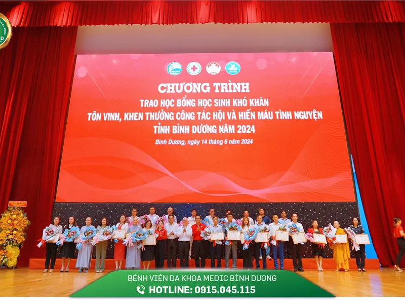 TRAO HỌC BỔNG CHO HỌC SINH CÓ HOÀN CẢNH KHÓ KHĂN VÀ TÔN VINH NHỮNG NGƯỜI LÀM CÔNG TÁC NHÂN ĐẠO