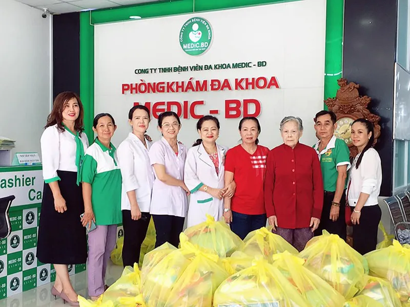 KHÁM BỆNH VÀ PHÁT THUỐC MIỄN PHÍ CHO NGƯỜI NGHÈO.