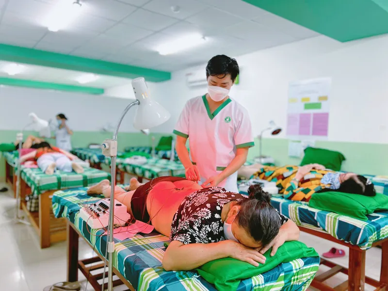 TẬP VẬT LÝ TRỊ LIỆU VÀ PHỤC HỒI CHỨC NĂNG TẠI BÌNH DƯƠNG