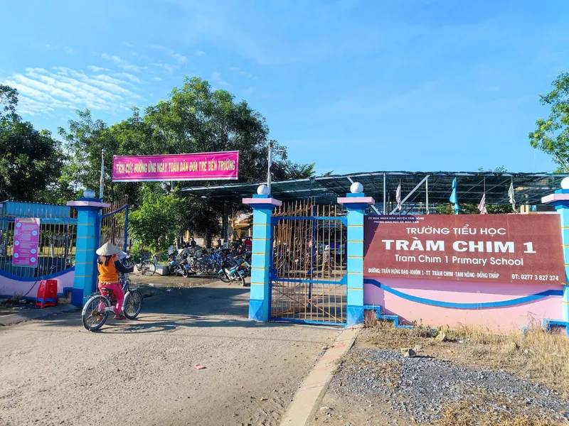 KHÁM BỆNH, CẤP PHÁT THUỐC MIỄN PHÍ VÀ TẶNG QUÀ CHO NGƯỜI DÂN KHÓ KHĂN TẠI TRÀM CHIM TỈNH ĐỒNG THÁP