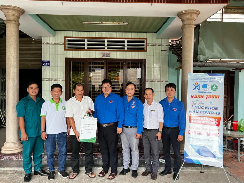 THĂM VÀ TẶNG QUÀ CÁC GIA ĐÌNH CÓ CON EM ĐANG LÀM NHIỆM VỤ BẢO VỆ BIỂN ĐẢO