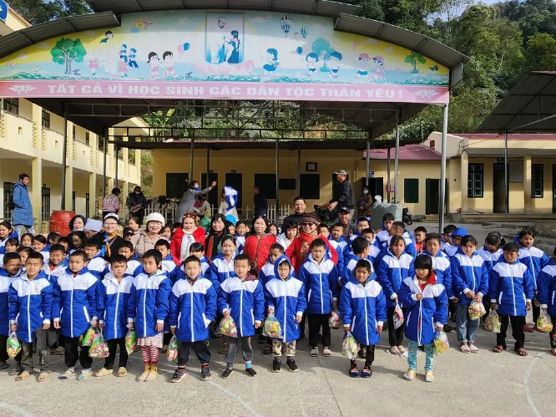 SƯỞI ẤM TRÁI TIM - GỬI YÊU THƯƠNG ĐẾN TRẺ EM ĐIỆN BIÊN