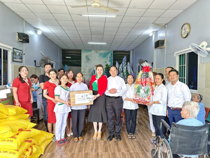 THĂM VÀ TẶNG QUÀ CHO CÁC CỤ GIÀ NEO ĐƠN TẠI MÁI ẤM NHÂN NGHĨA