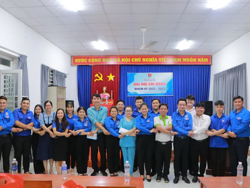 NÓI VÒNG TAY THƯƠNG tặng quà cho thiếu nhi các lớp học tình thương nhân dịp Tết Quý Mão 2023