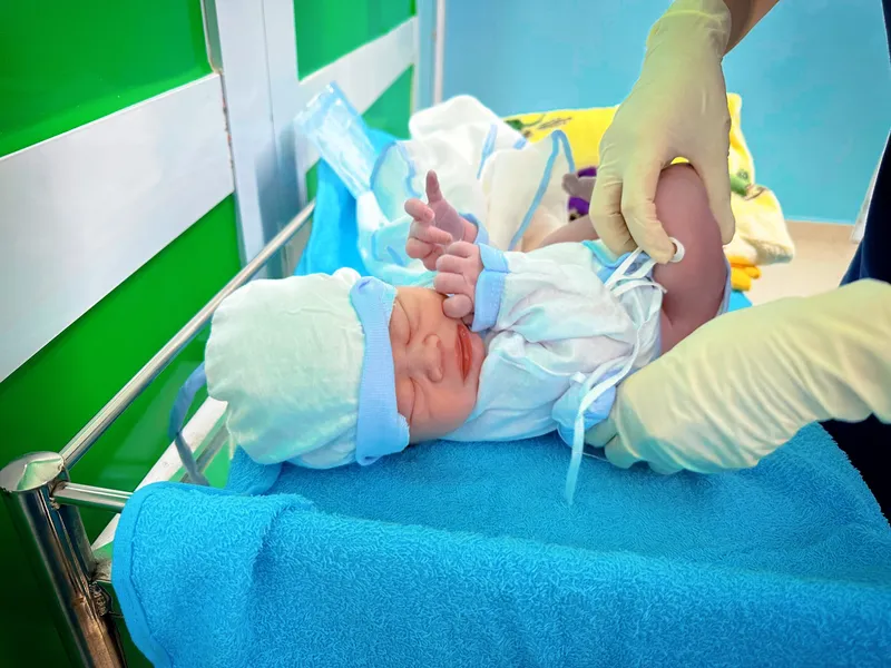 CHĂM SÓC THIẾT YẾU BÀ MẸ VÀ TRẺ SƠ SINH TRONG VÀ NGAY SAU SINH