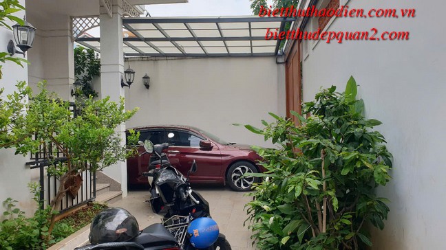 Sân trước của villa