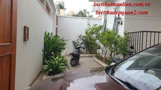 Sân trước của villa