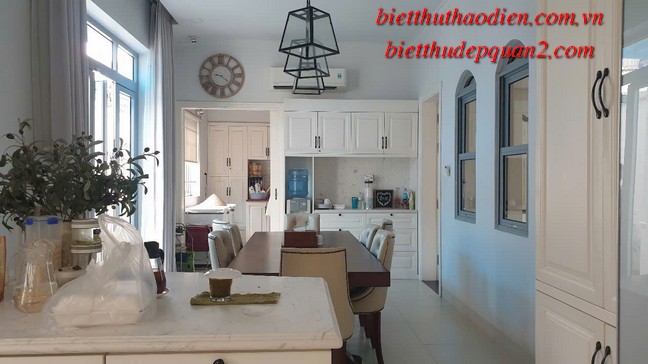 Từ bếp nhìn ra bàn ăn