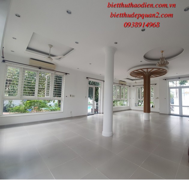 Phòng khách nhìn ra hồ bơi Phòng khách nhìn ra hồ bơi