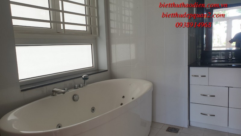 Phòng tắm biệt thự hồ bơi sấn vườn cho thuê Phòng tắm biệt thự hồ bơi sấn vườn cho thuê