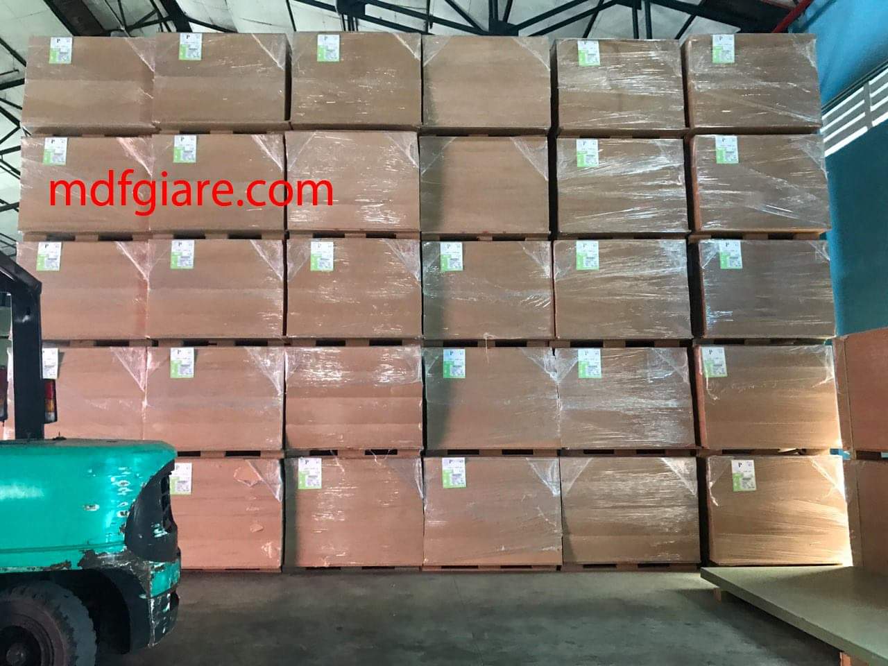 Gỗ MDF không chống ẩm. Gỗ MDF không chống ẩm.