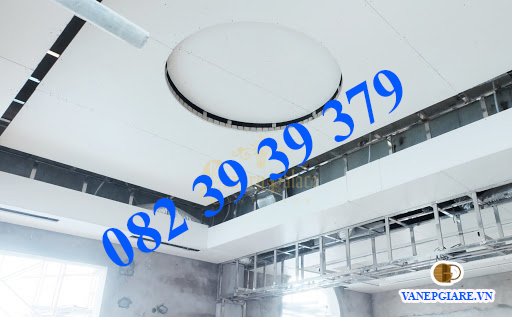 Meta des: Tại sao ván nhựa PVC Pima tại quận 12 là vật liệu chủ cốt cho các công trình thiết kế nội thất hiện nay? Vì vậy cùng mdfgiare.com tìm hiểu lý do vì sao nhé. Bài viết Vì sao lượt sử dụng ván nhựa PVC Pima tại quận 12 tăng cao? Với việc quỹ đất ngày càng thu hẹp, giá đất càng gia tăng do nhu cầu mua nhà của những người trưởng thành hiện nay ngày một gia tăng. Bởi thế thiết kế nội thất đang dần trở thành một ngành đang được những bạn trẻ đầu tư. Để có thể đảm bảo chi phí nhưng chất lượng tốt thì ván nhựa PVC sẽ là một lựa chọn hàng đầu. Vì vậy nhu cầu sử dụng ván nhựa PVC Pima tại quận 12 ngày càng gia tăng đáng kể. Lý do là vì sao thế? Cùng mdfgiare.com tìm hiểu qua đây. Nhựa PVC Pima là gì? Giống như các loại sản phẩm nhỏ thông thường, ván nhựa PVC sản xuất theo quy trình công nghệ tân tiến nên không độc hại cho sức khỏe con người. Trong thành phần sản xuất không có những chất phụ gia độc hại và monome VC còn dư. Một yếu tố cũng giúp ích cho công dụng này đó là nhờ các nhà sản xuất bổ sung thêm các chất hóa dẻo cho PVC. Từ đó, bạn có thể sử dụng nhằm mục đích làm vật liệu cách điện. Với mục đích đáp ứng tối đa nhu cầu của khách hàng hiện nay thì sản phẩm này được gia tăng thêm thêm MBS, ABS, CPE, EVA với tỉ lệ từ 5 – 15%. Từ đó tạo nên dòng sản phẩm có khả năng chống lại các tác nhân vật lý như cách điện, các nhiệt rất tốt, hiệu quả. Bạn đã biết gì về nhựa PVC hay không? Quận 12 tiềm năng dần khai phá So với các quận huyện các đã được quy hoạch và mở rộng tất cả các công trình nổi bật hiện nay thì quận 12 sẽ là một tầm ngắm cho các nhà bất động sản bây giờ. Bởi những đề xuất để có thể khai thác và trở thành một chiến lược mạnh mẽ trong tương lai. Chính vì vậy các nhà đầu tư có thể tin tưởng rằng nó sẽ đem đến một nguồn “lợi nhuận” không nhỏ cho mình. Từ đó việc xây dựng ván nhựa PVC Pima tại quận 12 tại các khu công trình mới càng tăng thêm về số lượng Quỹ đất rộng Làn sóng đầu tư đang đổ bộ và dần tấn công vào quận 12, một phần chính bởi đây là khu vực đang được tính toán và xây dựng các công trình hiện đại hoàn thiện hơn. Nếu xem xét tình hình chung tại Tp Hồ Chí Minh có thể thấy các dự án tại khu vực trung tâm đã không còn đất để phát triển . Nhưng tại những quận ở phía Nam và Đông của thành phố cũng đang được dần lấp đầy với hàng loạt dự án, thì Quận 12 đang có một lợi thế mạnh với quỹ đất của mình. Nhu cầu sử dụng cao Bởi chính lý do đó mà người dân muốn xây dựng tổ ấm hoặc các công trình kinh doanh ngày một tăng trong khi quỹ đất thì hạn chế. Lựa chọn tối ưu lúc này chỉ có thể là tìm về những khu vực ở xa một chút nhưng giá cả vừa phải. Do đó dịch vụ lắp ráp ván nhựa PVC Pima tại quận 12 nhằm trang trí nội thất đang được quan tâm bởi những quý khách hàng cực kỳ tiềm năng. Quận 12 - viên ngọc thô dần hoá mình thành thỏi nam châm hút đầu tư Tại sao nhu cầu tiêu dùng ván nhựa PVC Pima tại quận 12 lại tăng cao Xây dựng các công trình thi công tại địa phận này càng ngày được các nhà đầu tư để mắt tới bởi các nhu cầu ở các quận thành chính xem như đã quy hoạch gần hết ở thời điểm hiện tại. Khi mà giá đất tăng một cách chóng mặt thì việc thiết kế nội đất chỉ có thể chi trong khoảng cho phép. Vì vậy ván nhựa PVC Pima tại quận 12 đang là vật liệu được người dân săn đón do các tính năng nổi trội cùng khả năng tiết kiệm chi phí tối đa. Bao gồm: Bề mặt cứng, nhẵn và bóng Dễ gia công, sửa chữa Lắp đặt giúp tiết kiệm chi phí, thời gian và dễ lau chùi, vệ sinh Chịu nước tuyệt đối, không lo mối mọt Giảm sự lan toả đám cháy Độ bền vượt trội Sử dụng vật liệu xanh,an toàn cho sức khỏe Ván nhựa PVC Pima tại quận 12 đang được chú ý hơn bao giờ hết Quả thật không có gì quá bất ngờ khi nhu cầu sử dụng ván nhựa PVC Pima tại quận 12 ngày càng tăng cao theo thời gian. Một phần do giá đất tăng cao, người dân sẽ tìm kiếm những vật liệu xây dựng bền nhưng giá cả phải chăng. Vì vậy nếu bạn có mong muốn tìm kiếm một địa chỉ như thế thì có thể đến với mdfgiare.com để được tư vấn và chia sẻ các thông tin hữu ích cho quá trình thi công sau này nhé. Meta des: Tại sao ván nhựa PVC Pima tại quận 12 là vật liệu chủ cốt cho các công trình thiết kế nội thất hiện nay? Vì vậy cùng mdfgiare.com tìm hiểu lý do vì sao nhé. Bài viết Vì sao lượt sử dụng ván nhựa PVC Pima tại quận 12 tăng cao? Với việc quỹ đất ngày càng thu hẹp, giá đất càng gia tăng do nhu cầu mua nhà của những người trưởng thành hiện nay ngày một gia tăng. Bởi thế thiết kế nội thất đang dần trở thành một ngành đang được những bạn trẻ đầu tư. Để có thể đảm bảo chi phí nhưng chất lượng tốt thì ván nhựa PVC sẽ là một lựa chọn hàng đầu. Vì vậy nhu cầu sử dụng ván nhựa PVC Pima tại quận 12 ngày càng gia tăng đáng kể. Lý do là vì sao thế? Cùng mdfgiare.com tìm hiểu qua đây. Nhựa PVC Pima là gì? Giống như các loại sản phẩm nhỏ thông thường, ván nhựa PVC sản xuất theo quy trình công nghệ tân tiến nên không độc hại cho sức khỏe con người. Trong thành phần sản xuất không có những chất phụ gia độc hại và monome VC còn dư. Một yếu tố cũng giúp ích cho công dụng này đó là nhờ các nhà sản xuất bổ sung thêm các chất hóa dẻo cho PVC. Từ đó, bạn có thể sử dụng nhằm mục đích làm vật liệu cách điện. Với mục đích đáp ứng tối đa nhu cầu của khách hàng hiện nay thì sản phẩm này được gia tăng thêm thêm MBS, ABS, CPE, EVA với tỉ lệ từ 5 – 15%. Từ đó tạo nên dòng sản phẩm có khả năng chống lại các tác nhân vật lý như cách điện, các nhiệt rất tốt, hiệu quả. Bạn đã biết gì về nhựa PVC hay không? Quận 12 tiềm năng dần khai phá So với các quận huyện các đã được quy hoạch và mở rộng tất cả các công trình nổi bật hiện nay thì quận 12 sẽ là một tầm ngắm cho các nhà bất động sản bây giờ. Bởi những đề xuất để có thể khai thác và trở thành một chiến lược mạnh mẽ trong tương lai. Chính vì vậy các nhà đầu tư có thể tin tưởng rằng nó sẽ đem đến một nguồn “lợi nhuận” không nhỏ cho mình. Từ đó việc xây dựng ván nhựa PVC Pima tại quận 12 tại các khu công trình mới càng tăng thêm về số lượng Quỹ đất rộng Làn sóng đầu tư đang đổ bộ và dần tấn công vào quận 12, một phần chính bởi đây là khu vực đang được tính toán và xây dựng các công trình hiện đại hoàn thiện hơn. Nếu xem xét tình hình chung tại Tp Hồ Chí Minh có thể thấy các dự án tại khu vực trung tâm đã không còn đất để phát triển . Nhưng tại những quận ở phía Nam và Đông của thành phố cũng đang được dần lấp đầy với hàng loạt dự án, thì Quận 12 đang có một lợi thế mạnh với quỹ đất của mình. Nhu cầu sử dụng cao Bởi chính lý do đó mà người dân muốn xây dựng tổ ấm hoặc các công trình kinh doanh ngày một tăng trong khi quỹ đất thì hạn chế. Lựa chọn tối ưu lúc này chỉ có thể là tìm về những khu vực ở xa một chút nhưng giá cả vừa phải. Do đó dịch vụ lắp ráp ván nhựa PVC Pima tại quận 12 nhằm trang trí nội thất đang được quan tâm bởi những quý khách hàng cực kỳ tiềm năng. Quận 12 - viên ngọc thô dần hoá mình thành thỏi nam châm hút đầu tư Tại sao nhu cầu tiêu dùng ván nhựa PVC Pima tại quận 12 lại tăng cao Xây dựng các công trình thi công tại địa phận này càng ngày được các nhà đầu tư để mắt tới bởi các nhu cầu ở các quận thành chính xem như đã quy hoạch gần hết ở thời điểm hiện tại. Khi mà giá đất tăng một cách chóng mặt thì việc thiết kế nội đất chỉ có thể chi trong khoảng cho phép. Vì vậy ván nhựa PVC Pima tại quận 12 đang là vật liệu được người dân săn đón do các tính năng nổi trội cùng khả năng tiết kiệm chi phí tối đa. Bao gồm: Bề mặt cứng, nhẵn và bóng Dễ gia công, sửa chữa Lắp đặt giúp tiết kiệm chi phí, thời gian và dễ lau chùi, vệ sinh Chịu nước tuyệt đối, không lo mối mọt Giảm sự lan toả đám cháy Độ bền vượt trội Sử dụng vật liệu xanh,an toàn cho sức khỏe Ván nhựa PVC Pima tại quận 12 đang được chú ý hơn bao giờ hết Quả thật không có gì quá bất ngờ khi nhu cầu sử dụng ván nhựa PVC Pima tại quận 12 ngày càng tăng cao theo thời gian. Một phần do giá đất tăng cao, người dân sẽ tìm kiếm những vật liệu xây dựng bền nhưng giá cả phải chăng. Vì vậy nếu bạn có mong muốn tìm kiếm một địa chỉ như thế thì có thể đến với mdfgiare.com để được tư vấn và chia sẻ các thông tin hữu ích cho quá trình thi công sau này nhé.