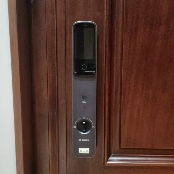 Khóa Cửa Nhận Khuôn Mặt Bosch EL800VF