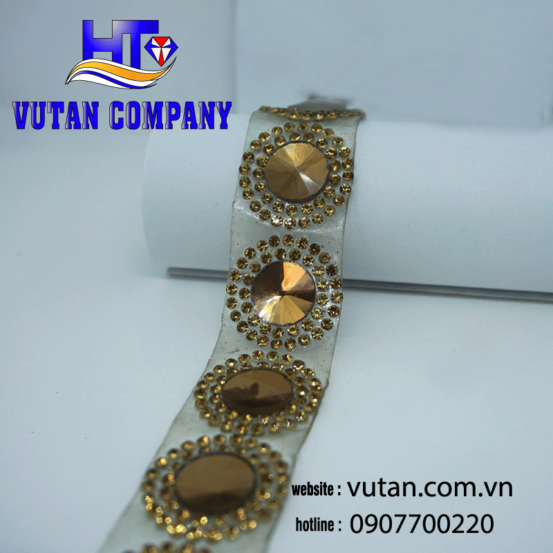 /hat-cuom-trang-tri-giay-3.png hạt cườm trang trí giày