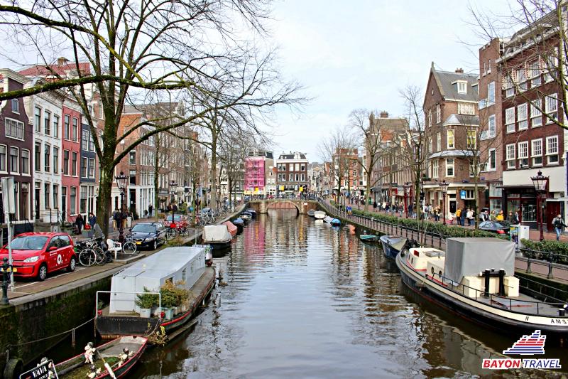 Du thuyền trên kênh đào Amsterdam trứ danh ở Hà Lan Du thuyền trên kênh đào Amsterdam trứ danh ở Hà Lan