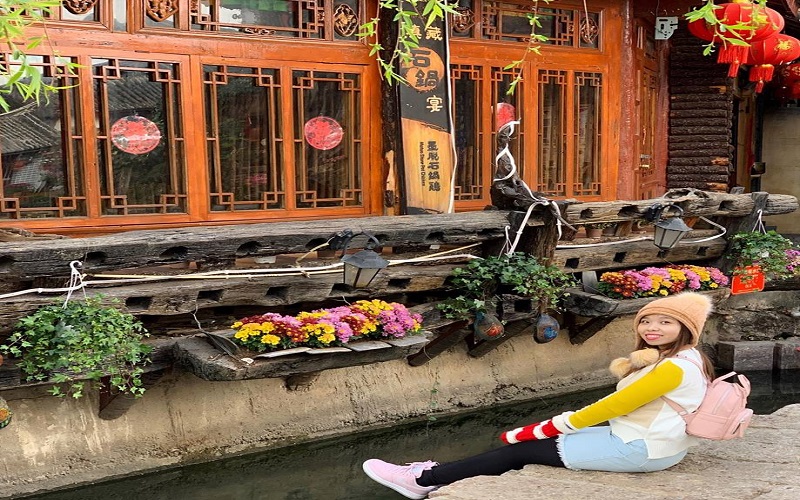 Kiểu trang phục này có thể áp dụng khi đi du lịch Lệ giang cổ trấn vào mùa đông (Ảnh sưu tầm) Kiểu trang phục này có thể áp dụng khi đi du lịch Lệ giang cổ trấn vào mùa đông (Ảnh sưu tầm)