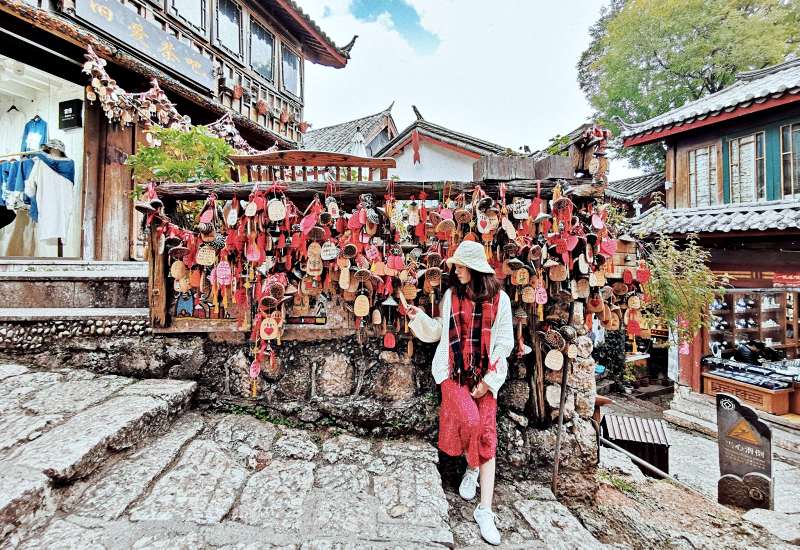 Một chiếc váy mỏng manh khi đi du lịch Lệ Giang cổ trấn mùa thu (Ảnh sưu tầm) Một chiếc váy mỏng manh khi đi du lịch Lệ Giang cổ trấn mùa thu (Ảnh sưu tầm)