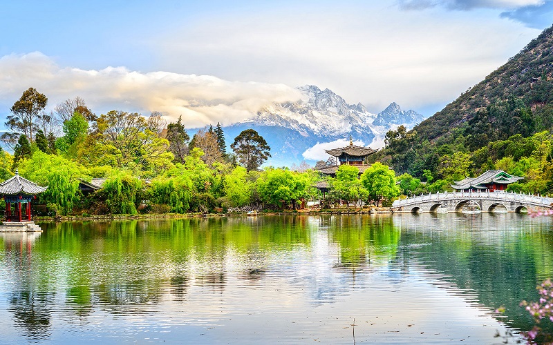 Công viên Hắc Long Đàm cũng được đưa vào danh sách đi du lịch Lệ giang cổ trấn mùa đông (Ảnh sưu tầm) Công viên Hắc Long Đàm cũng được đưa vào danh sách đi du lịch Lệ giang cổ trấn mùa đông (Ảnh sưu tầm)