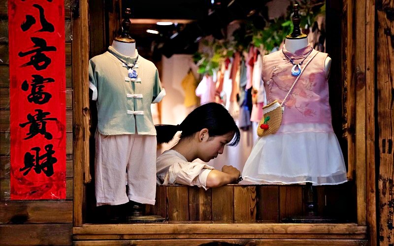 Kinh nghiệm du lịch Lệ Giang Trung Quốc: Khăn choàng và váy có thể mua ở Lệ Giang Trung Quốc (Ảnh sưu tầm) Kinh nghiệm du lịch Lệ Giang Trung Quốc: Khăn choàng và váy có thể mua ở Lệ Giang Trung Quốc (Ảnh sưu tầm)