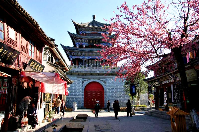 Bạn yêu thích mùa xuân lãng mạn ư? Hãy du lịch đến Lệ giang cổ trấn