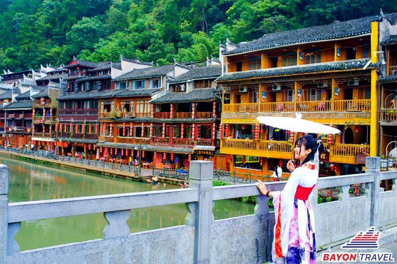 Đi Phượng Hoàng Cổ Trấn nên mua trang phục cổ trang của người Hán để hoá thân thành cô gái Trung Hoa Đi Phượng Hoàng Cổ Trấn nên mua trang phục cổ trang của người Hán để hoá thân thành cô gái Trung Hoa