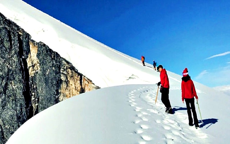 Du lịch Lệ Giang Shangrila mùa nào đẹp nhất: Lệ giang shangrila cùng thử thách leo núi tuyết cực ưa thích của các tín đồ mạo hiểm (Ảnh sưu tầm) Du lịch Lệ Giang Shangrila mùa nào đẹp nhất: Lệ giang shangrila cùng thử thách leo núi tuyết cực ưa thích của các tín đồ mạo hiểm (Ảnh sưu tầm)