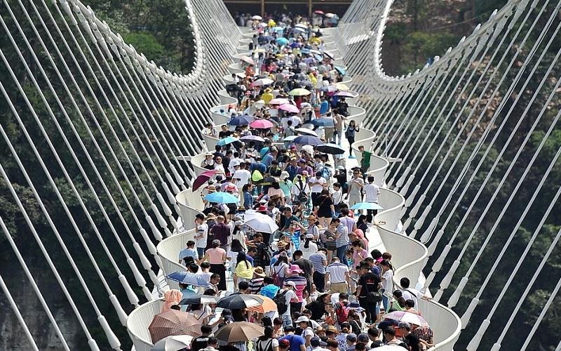 Đông đúc khách du lịch đến tham quan Cây cầu nổi tiếng Phượng hoàng cố trấn Trương gia giới (Ảnh sưu tầm) Đông đúc khách du lịch đến tham quan Cây cầu nổi tiếng Phượng hoàng cố trấn Trương gia giới (Ảnh sưu tầm)