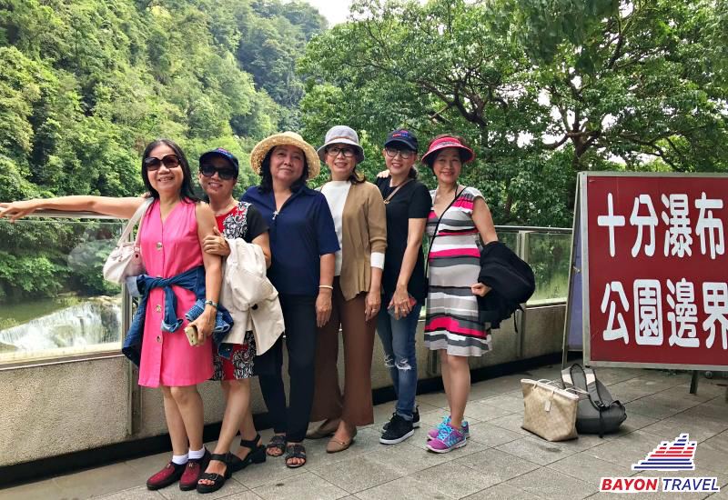 Nghệ sĩ Phương Dung check-in tại thác nước Thập Phần Đài Loan  Nghệ sĩ Phương Dung check-in tại thác nước Thập Phần Đài Loan