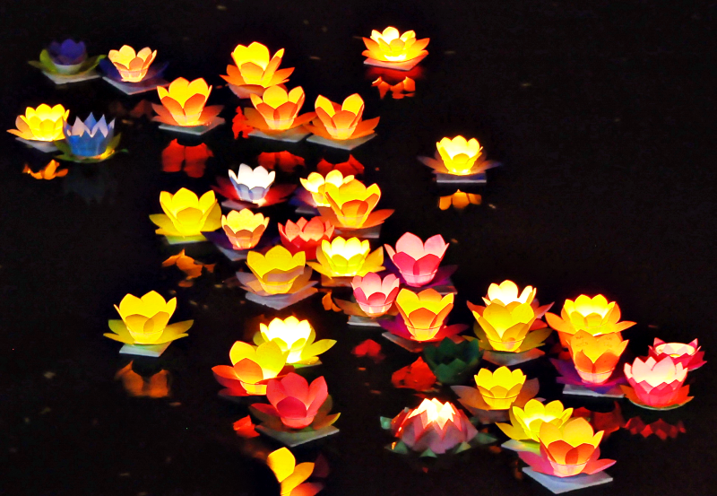 Du lịch Phượng Hoàng Cổ Trấn-thả đèn trên sông Đà Giang Du lịch Phượng Hoàng Cổ Trấn-thả đèn trên sông Đà Giang