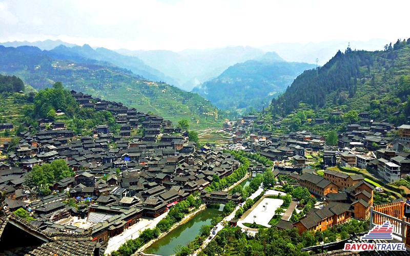 Miêu Trại thanh bình vẫn còn những nét rất hoang sơ đã được nêu rõ trong cẩm nang du lịch Phượng Hoàng Cổ Trấn Miêu Trại thanh bình vẫn còn những nét rất hoang sơ đã được nêu rõ trong cẩm nang du lịch Phượng Hoàng Cổ Trấn