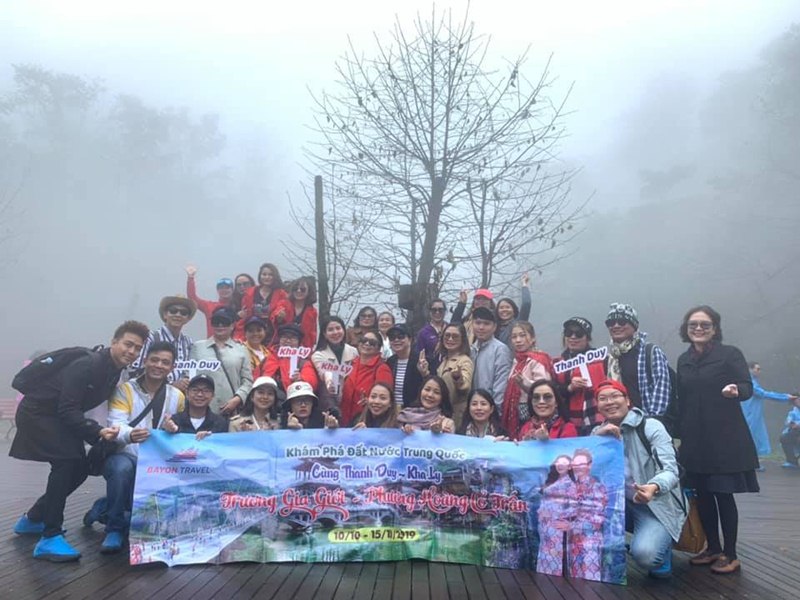Checkin đỉnh Thiên Môn Sơn hùng vĩ cùng những người không chung thế hệ nhưng có cùng niềm đam mê du lịch chắc hẳn là kỉ niệm khó quên với những gương mặt xinh đẹp trong bức ảnh này Checkin đỉnh Thiên Môn Sơn hùng vĩ cùng những người không chung thế hệ nhưng có cùng niềm đam mê du lịch chắc hẳn là kỉ niệm khó quên với những gương mặt xinh đẹp trong bức ảnh này