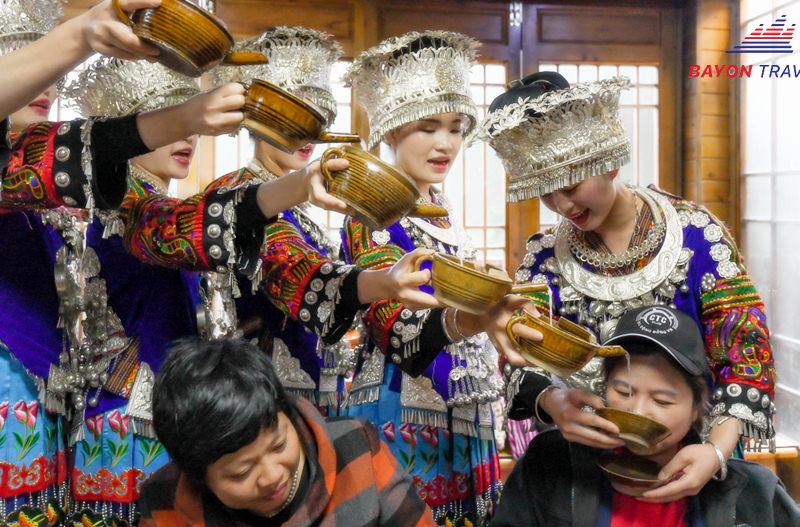Trải nghiệm tục mời rượu độc đáo của người Miêu trong tour du lịch Trương Gia Giới Phượng Hoàng cổ trấn Trải nghiệm tục mời rượu độc đáo của người Miêu trong tour du lịch Trương Gia Giới Phượng Hoàng cổ trấn