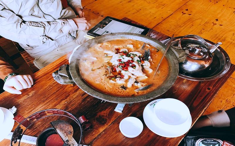 Kinh nghiệm du lịch Phượng Hoàng Cổ Trấn tự túc: Thưởng thức Món lẩu cá cay thơm ngon, hấp dẫn (Ảnh sưu tầm) Kinh nghiệm du lịch Phượng Hoàng Cổ Trấn tự túc: Thưởng thức Món lẩu cá cay thơm ngon, hấp dẫn (Ảnh sưu tầm)