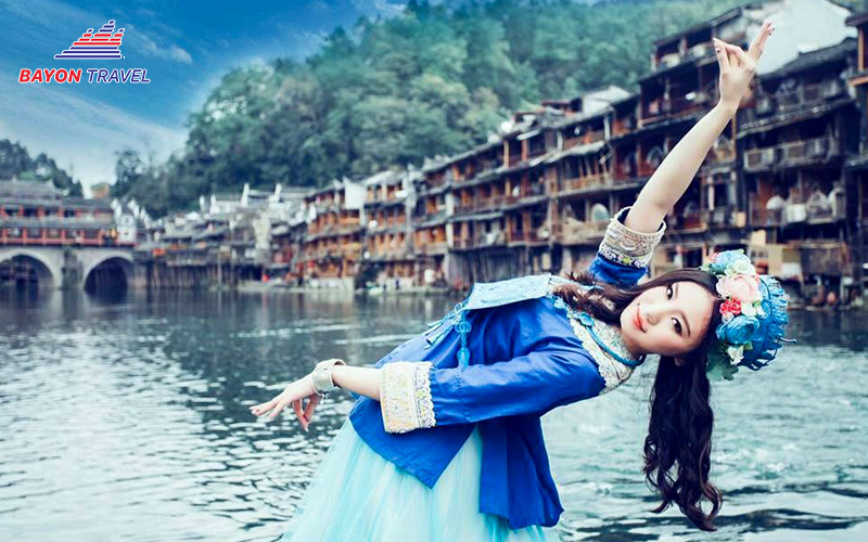 Trang phục dân tộc Miêu ở Phượng Hoàng cổ trấn được cách tân có thể khiến khách du lịch trở nên quyến rũ Trang phục dân tộc Miêu ở Phượng Hoàng cổ trấn được cách tân có thể khiến khách du lịch trở nên quyến rũ