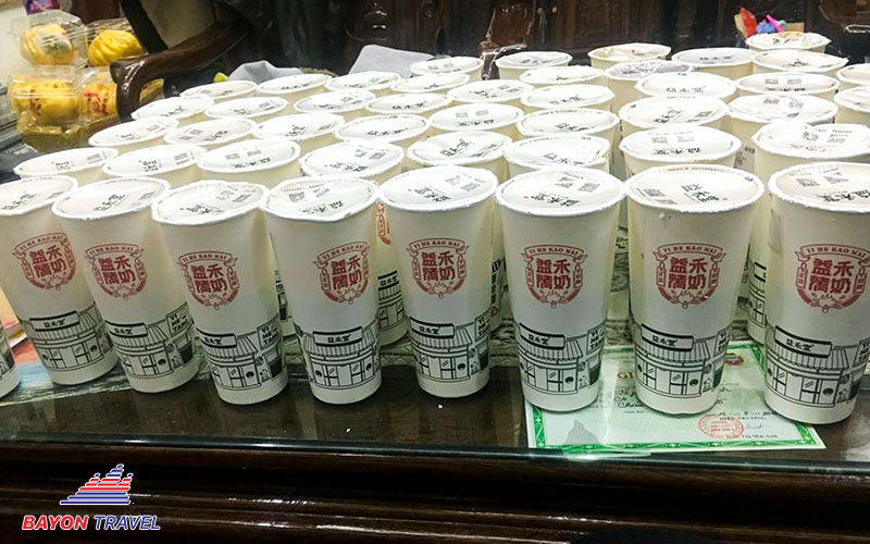 Những cốc trà sữa xinh xắn mà khách du lịch có thể mua ở trấn cổ Phượng Hoàng khiến ai được tặng cũng thích mê cho mà xem Những cốc trà sữa xinh xắn mà khách du lịch có thể mua ở trấn cổ Phượng Hoàng khiến ai được tặng cũng thích mê cho mà xem