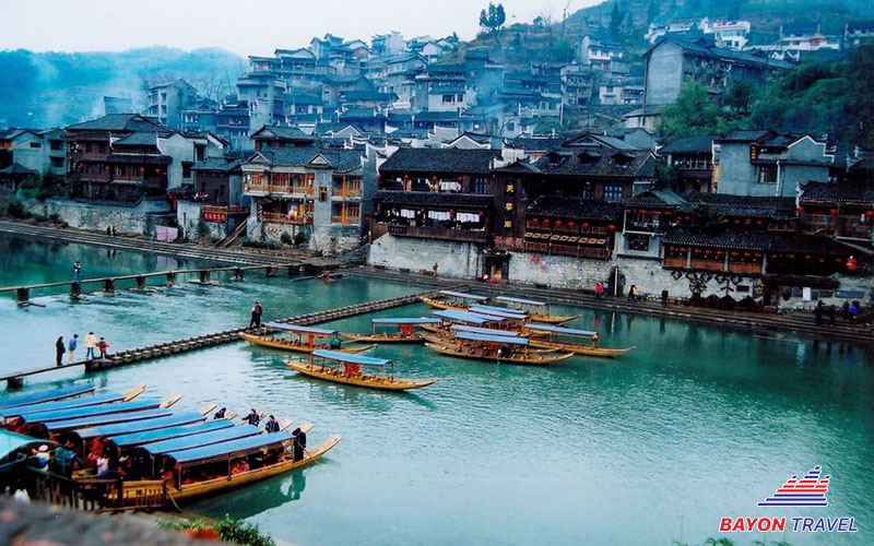 Thả hồn trong gió khi vừa nghe nhạc vừa thong dong đi thuyền trên sông Đà Giang trong tour du lịch Phượng Hoàng cổ trấn Thả hồn trong gió khi vừa nghe nhạc vừa thong dong đi thuyền trên sông Đà Giang trong tour du lịch Phượng Hoàng cổ trấn