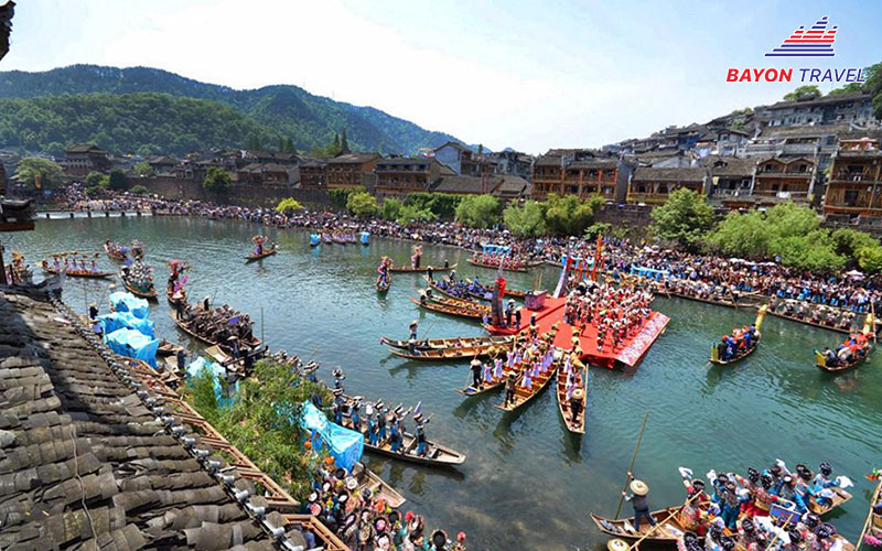 Khách đi tour du lịch Phượng Hoàng cổ trấn sẽ có dịp tham gia lễ hội đua thuyền rồng của người Miêu vô cùng sôi động mỗi dịp hè về Khách đi tour du lịch Phượng Hoàng cổ trấn sẽ có dịp tham gia lễ hội đua thuyền rồng của người Miêu vô cùng sôi động mỗi dịp hè về