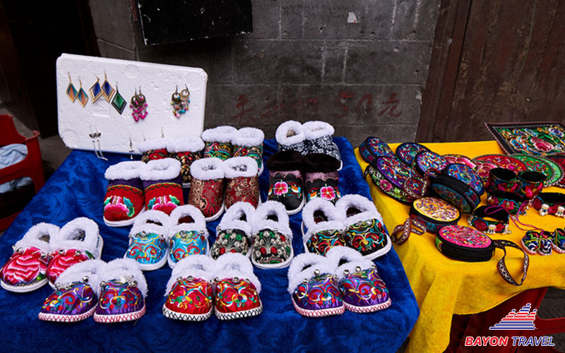 Khách du lịch ở Phượng Hoàng Cổ Trấn dễ dàng tìm mua được các đồ thủ công tinh xảo bày bán rất nhiều trên phố để về làm quà Khách du lịch ở Phượng Hoàng Cổ Trấn dễ dàng tìm mua được các đồ thủ công tinh xảo bày bán rất nhiều trên phố để về làm quà