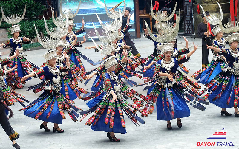 Các cô gái người Miêu xúng xính váy áo trong lễ hội khiêu hoa gây ấn tượng khách du lịch đến Phượng Hoàng cổ trấn Trương Gia Giới Các cô gái người Miêu xúng xính váy áo trong lễ hội khiêu hoa gây ấn tượng khách du lịch đến Phượng Hoàng cổ trấn Trương Gia Giới